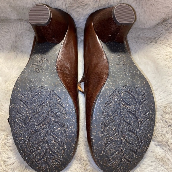 naya Cara Mary Jane Pump Dark Brown Leather Origami Flower Detail S 8.5 EUC - Picture 5 of 5